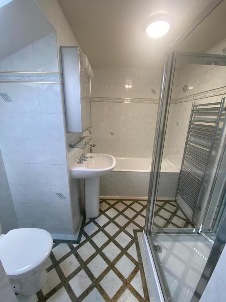 The Heathrow Lodge London Uk Harmondsworth ภายนอก รูปภาพ