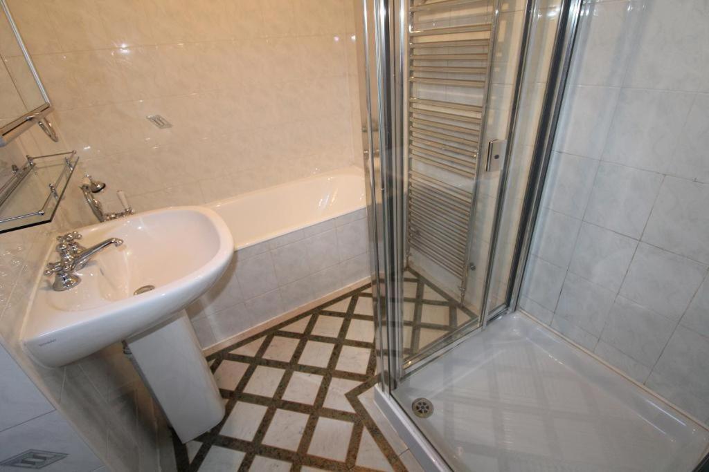 The Heathrow Lodge London Uk Harmondsworth ภายนอก รูปภาพ